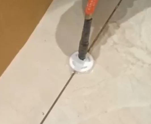武乡瓷砖空鼓维修公司专业解答瓷砖在铺贴过程中，如果没有涂抹均匀到位的粘结材料（如水泥砂浆或瓷砖胶），可能会导致以下问题